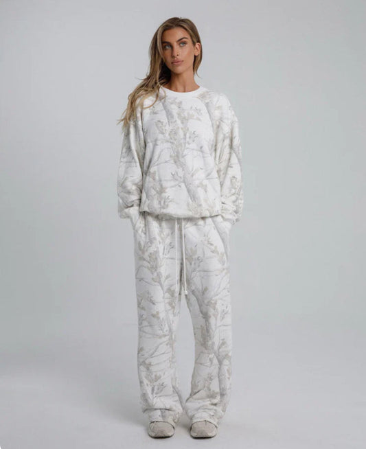Completo donna Fiorenza con stampa mimetica, felpa con cappuccio e pantaloni coordinati, silhouette morbida e vestibilità rilassata per look audaci e confortevoli