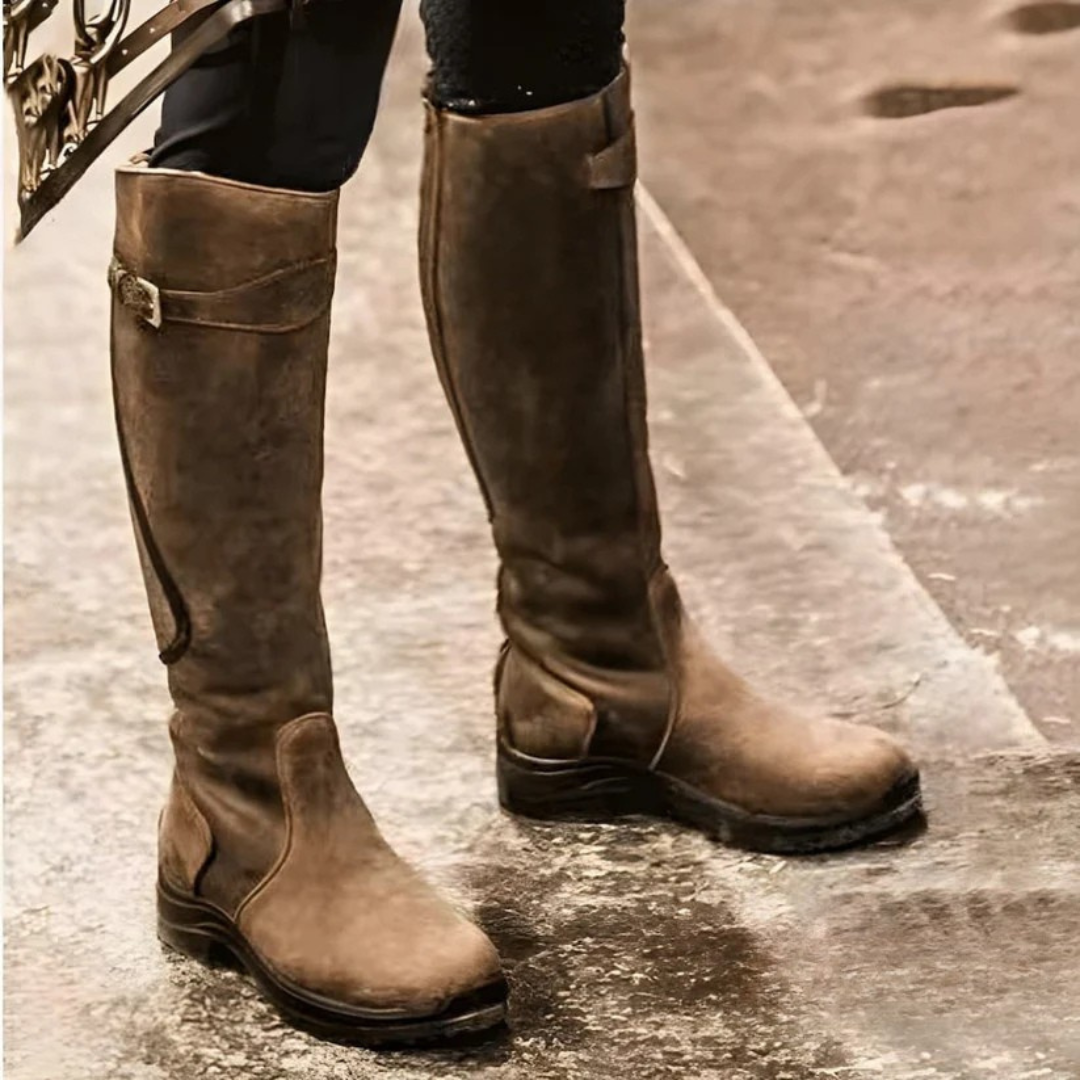 Stivali donna Cinara alti con design elegante e suola strutturata, ideali per look autunnali e urbani