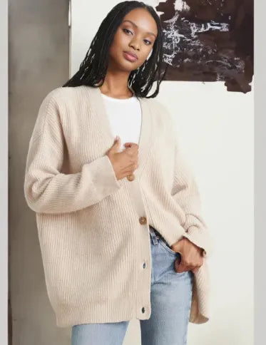 Cardigan donna Evelia elegante con collo morbido e linea fluida, ideale per look autunnali e invernali raffinati
