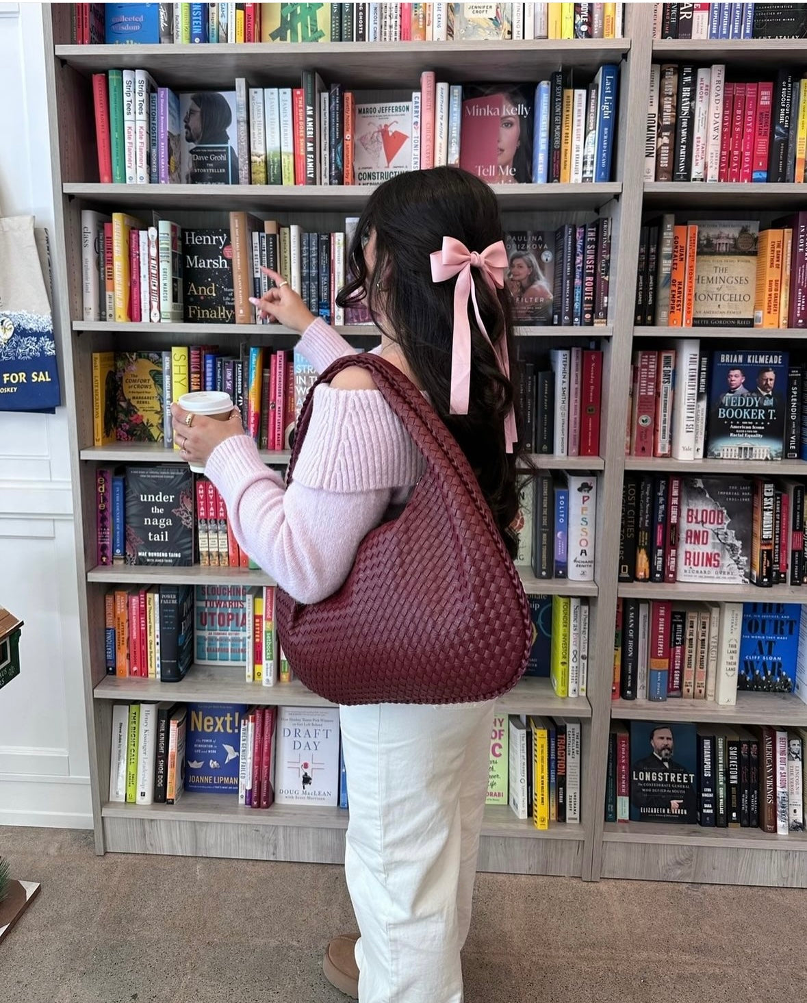 Borsa donna Betta con design elegante e struttura raffinata, ideale per outfit professionali e casual