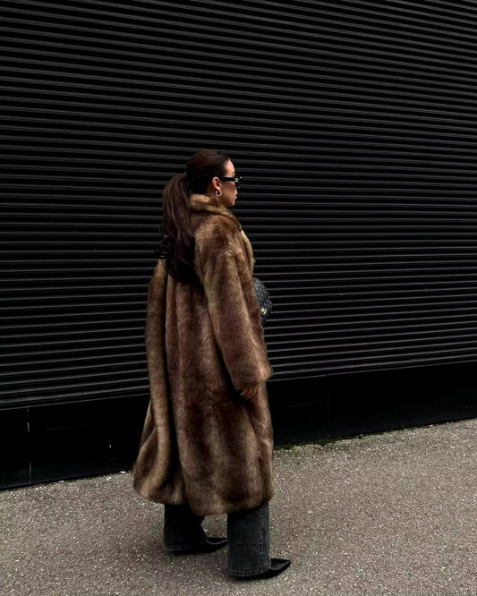 Cappotto Rachele da donna in eco pelliccia indossato