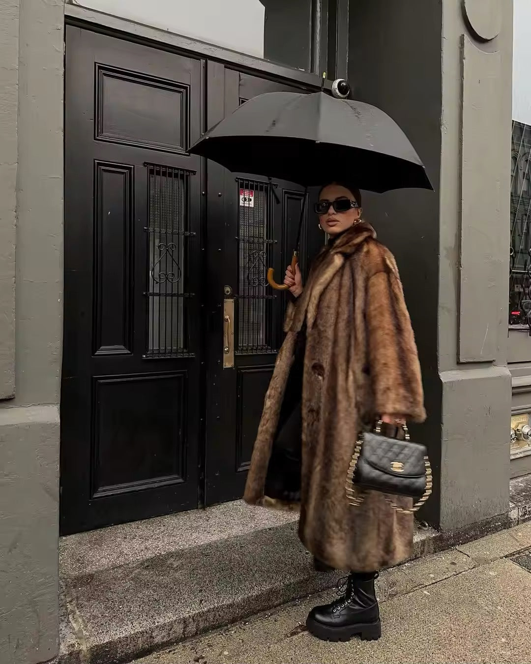 Cappotto Rachele da donna in eco pelliccia indossato