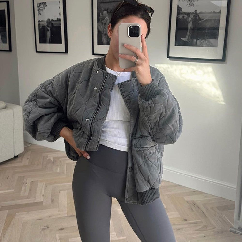 Giacca bomber oversize da donna Bianca con collo alto e chiusura a vista, look urbano e sofisticato per la stagione fredda
