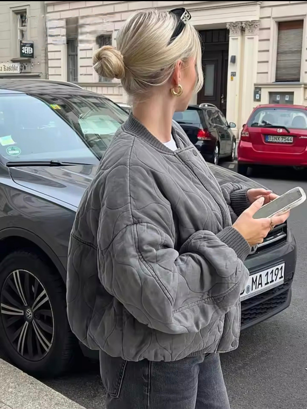Giacca bomber oversize da donna Bianca con collo alto e chiusura a vista, look urbano e sofisticato per la stagione fredda