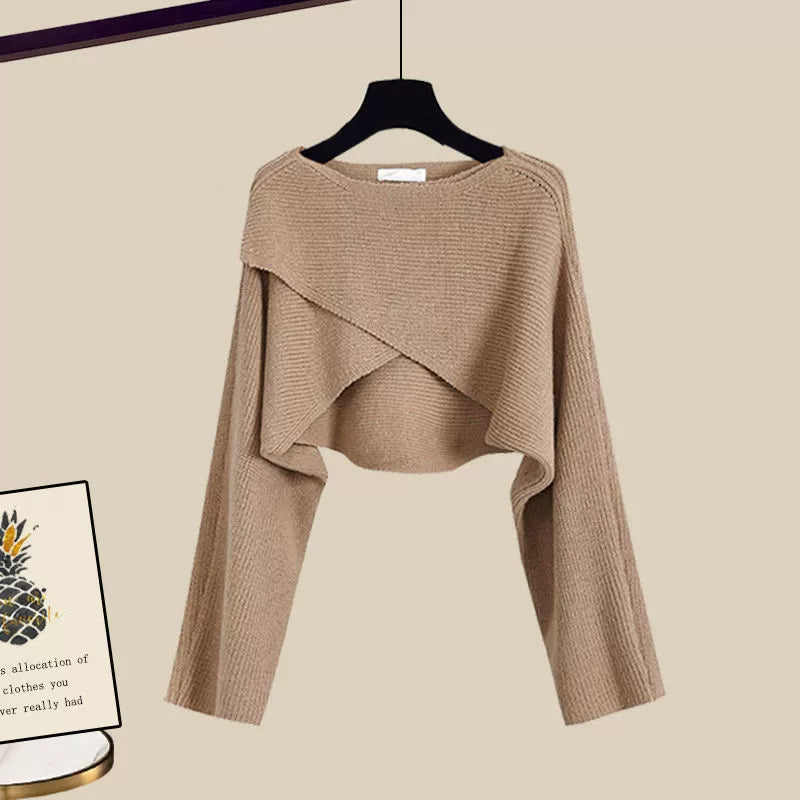 Completo donna Elettra con pantaloni svasati, camicia a maniche lunghe e top intrecciato, stile elegante e moderno per outfit raffinati