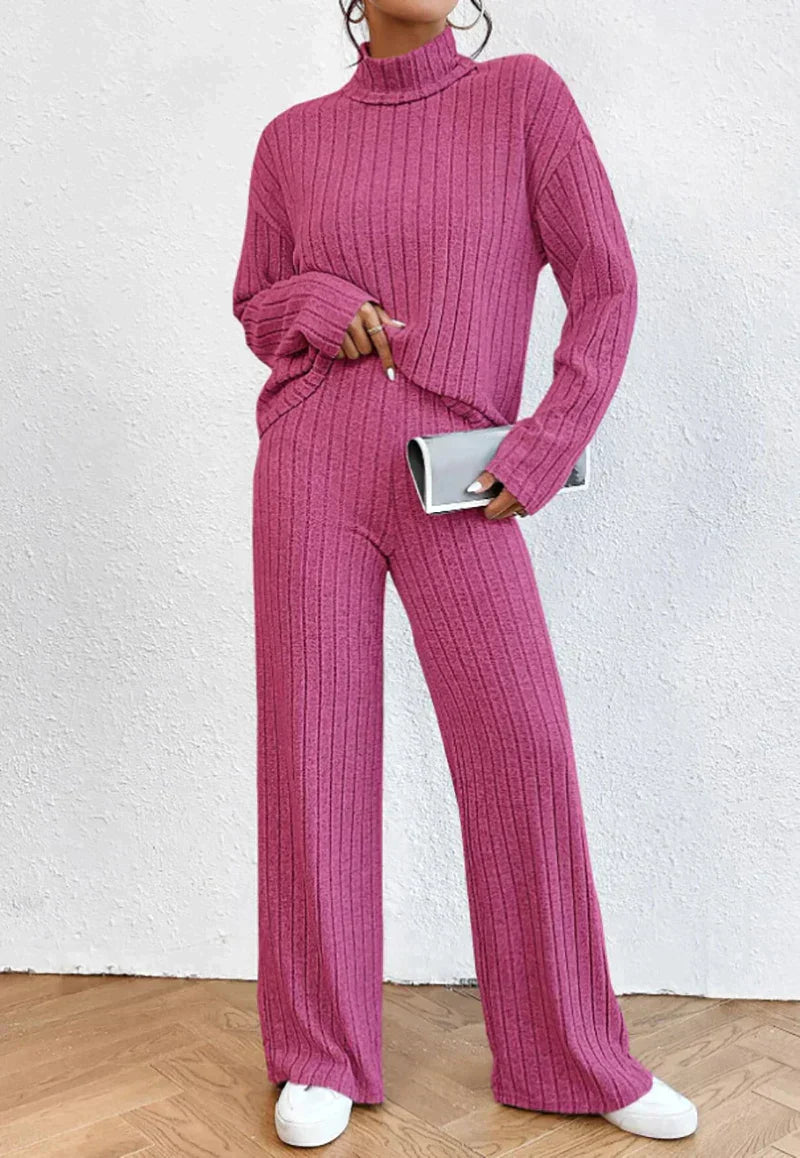 Completo donna Leonara con maglione a collo alto e pantaloni coordinati, silhouette morbida e dettagli discreti per look raffinati e confortevoli