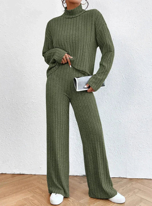 Completo donna Leonara con maglione a collo alto e pantaloni coordinati, silhouette morbida e dettagli discreti per look raffinati e confortevoli