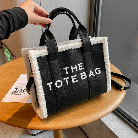 Borsa a spalla donna Giulianna elegante in materiale effetto pelle con tracolla regolabile
