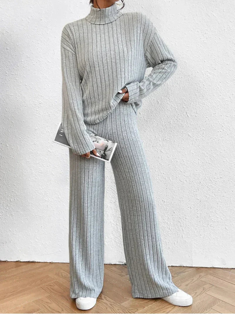 Completo donna Leonara con maglione a collo alto e pantaloni coordinati, silhouette morbida e dettagli discreti per look raffinati e confortevoli