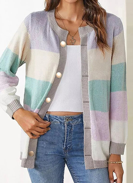 Maglione Bernice comodo e leggero con bottoni, abbinato a jeans e gonne per outfit autunnali