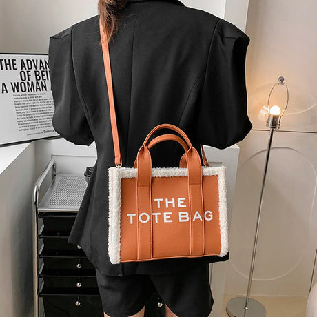 Borsa a spalla donna Giulianna elegante in materiale effetto pelle con tracolla regolabile