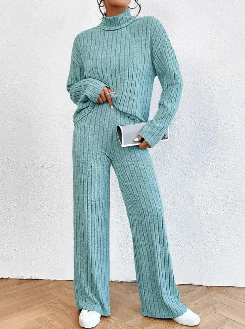 Completo donna Leonara con maglione a collo alto e pantaloni coordinati, silhouette morbida e dettagli discreti per look raffinati e confortevoli