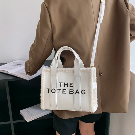Borsa a spalla donna Giulianna elegante in materiale effetto pelle con tracolla regolabile