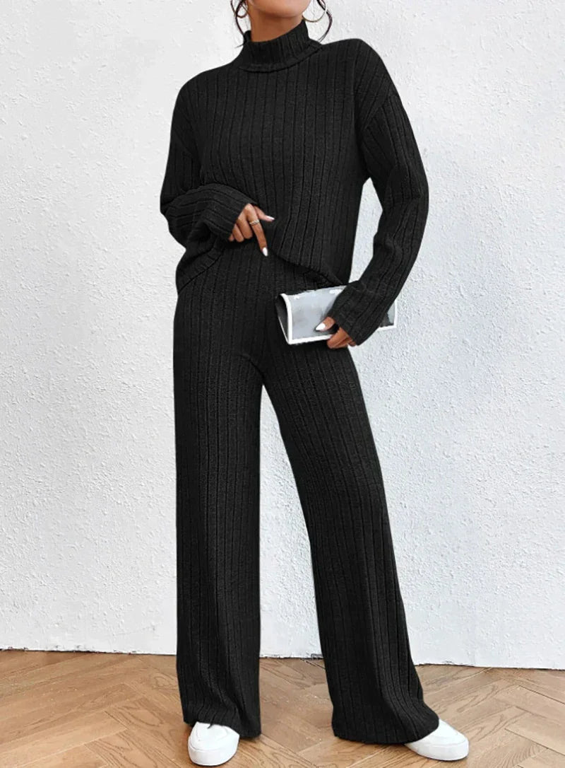 Completo donna Leonara con maglione a collo alto e pantaloni coordinati, silhouette morbida e dettagli discreti per look raffinati e confortevoli