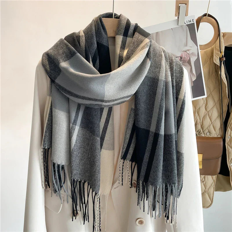 Sciarpa donna Livia a quadri, elegante e versatile