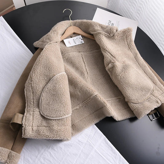 Giacca corta Mirella da donna in stile vintage, con taglio strutturato e dettagli raffinati, ideale per look autunnali chic e casual