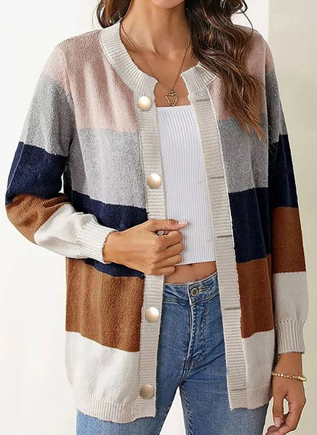 Maglione Bernice comodo e leggero con bottoni, abbinato a jeans e gonne per outfit autunnali