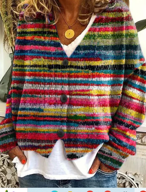 Donna che indossa Milena, maglione corto con bottoni beige