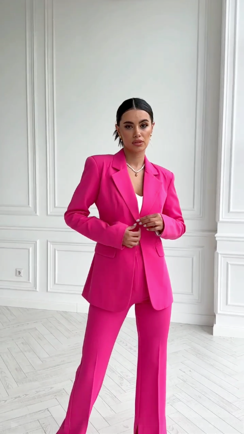 Text: Completo donna Afra con blazer sagomato e pantaloni eleganti a gamba dritta