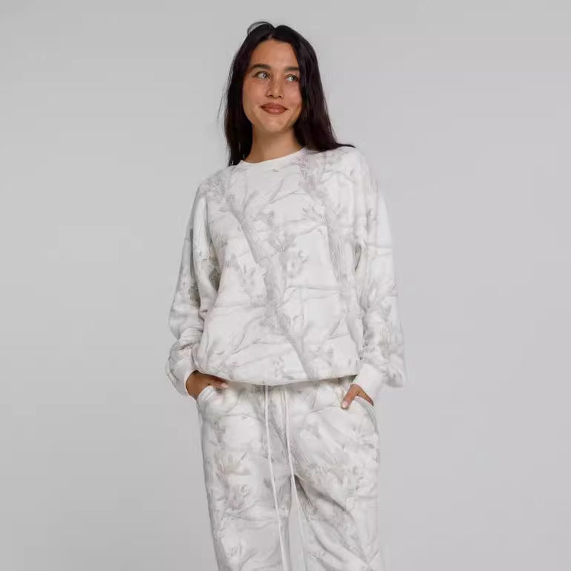 Completo donna Fiorenza con stampa mimetica, felpa con cappuccio e pantaloni coordinati, silhouette morbida e vestibilità rilassata per look audaci e confortevoli