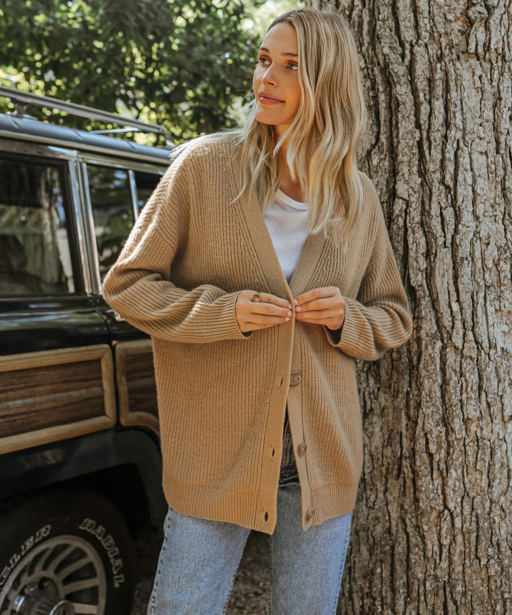 Cardigan donna Evelia elegante con collo morbido e linea fluida, ideale per look autunnali e invernali raffinati