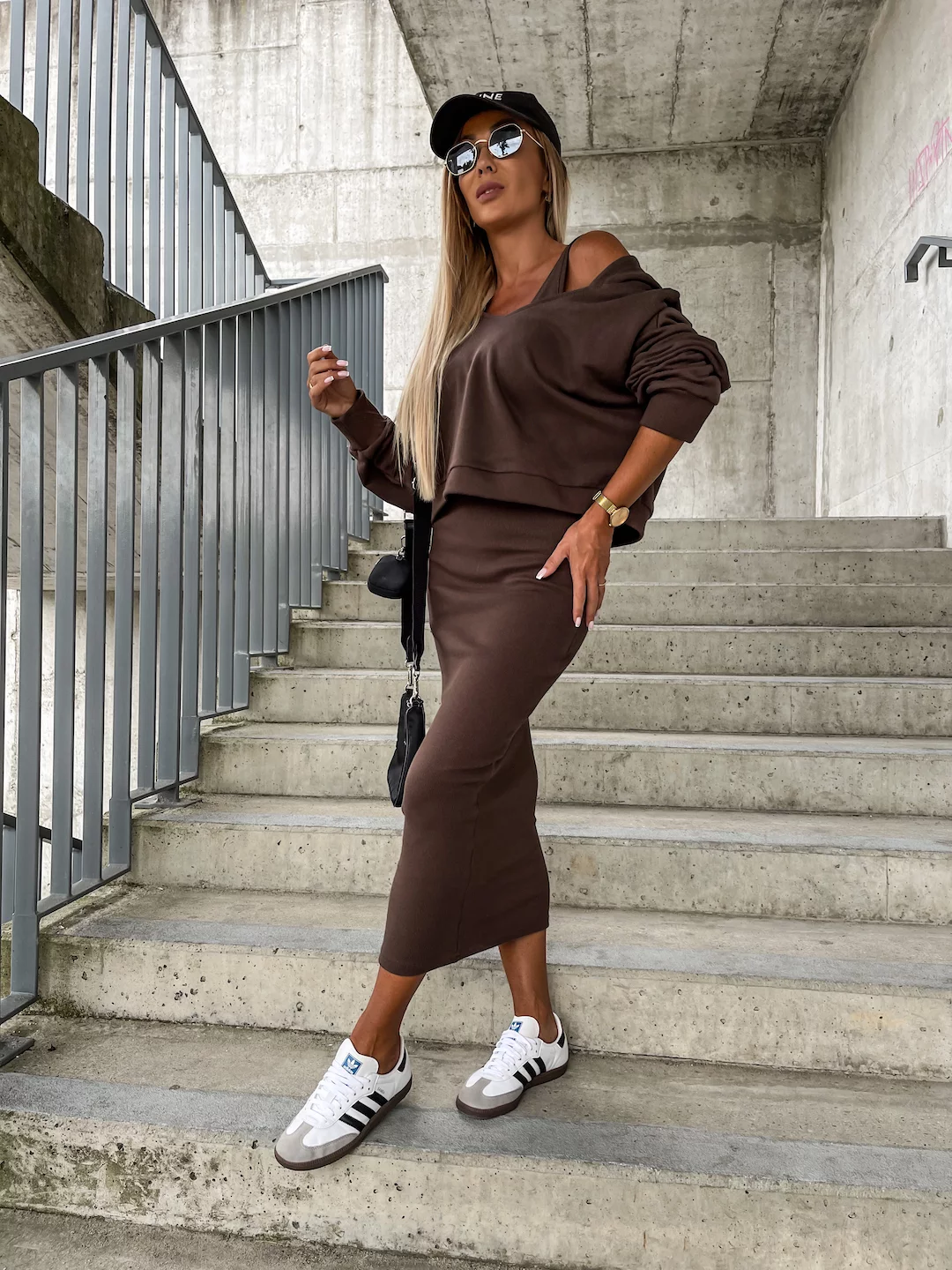 Completo da donna a due pezzi con abito midi e felpa con cappuccio
