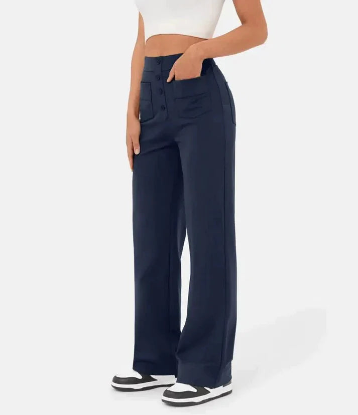Donna che indossa pantaloni elasticizzati a vita alta con tasche ampie