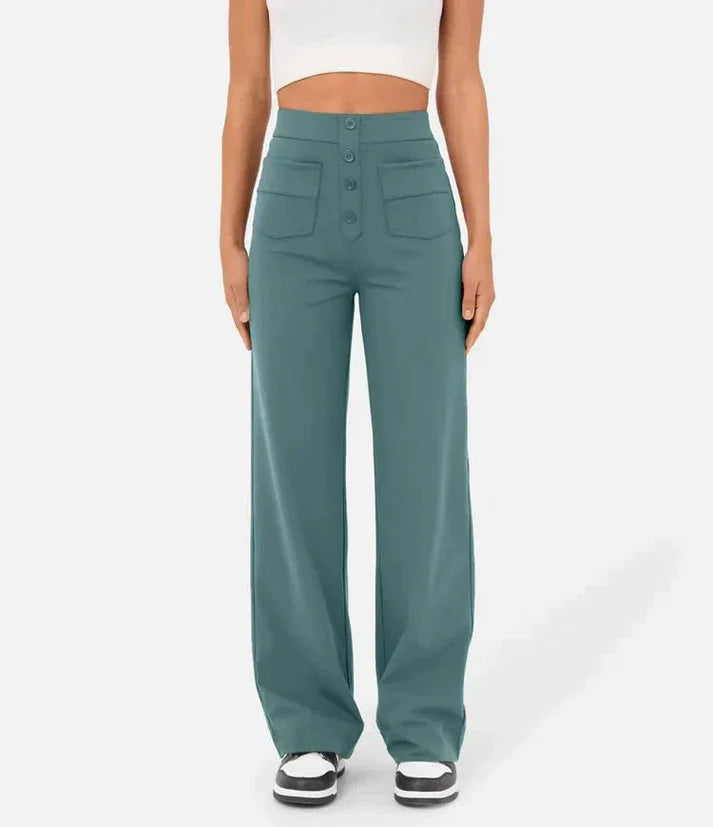Donna che indossa pantaloni elasticizzati a vita alta con tasche ampie