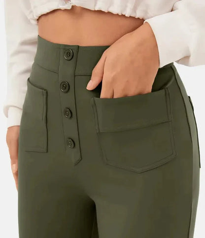 Donna che indossa pantaloni elasticizzati a vita alta con tasche ampie