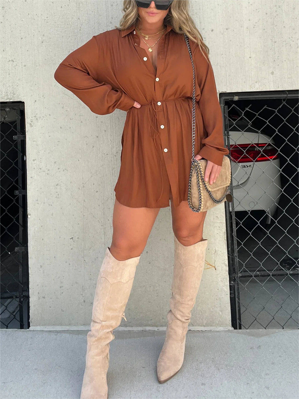 Completo donna Bianca con abito fluido e tuta in stile satinato, perfetto per look eleganti e raffinati