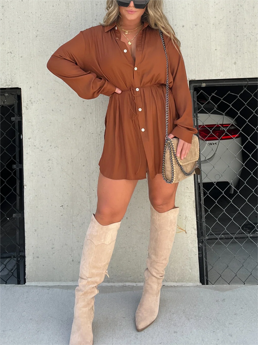 Completo donna Bianca con abito fluido e tuta in stile satinato, perfetto per look eleganti e raffinati
