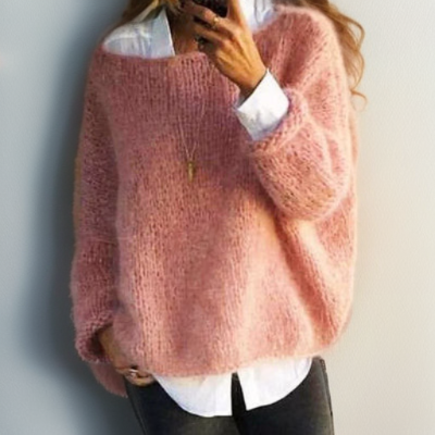 Maglione Beatrice a maglia con scollo ovale indossato da donna