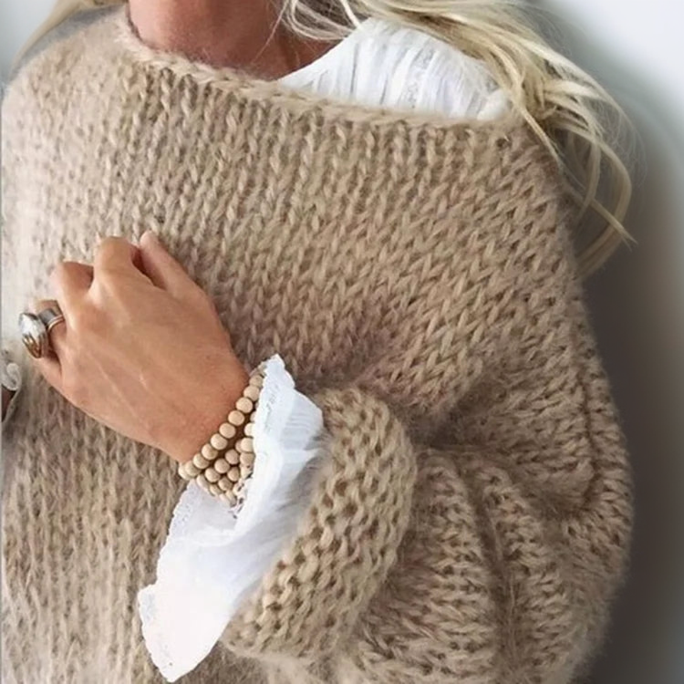 Maglione Beatrice a maglia con scollo ovale indossato da donna