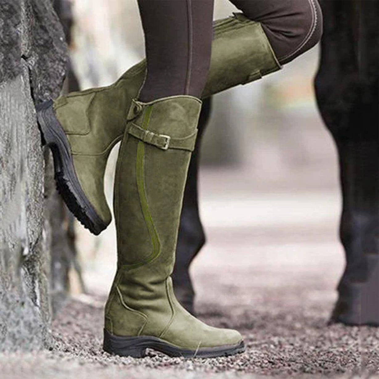 Stivali donna Cinara alti con design elegante e suola strutturata, ideali per look autunnali e urbani