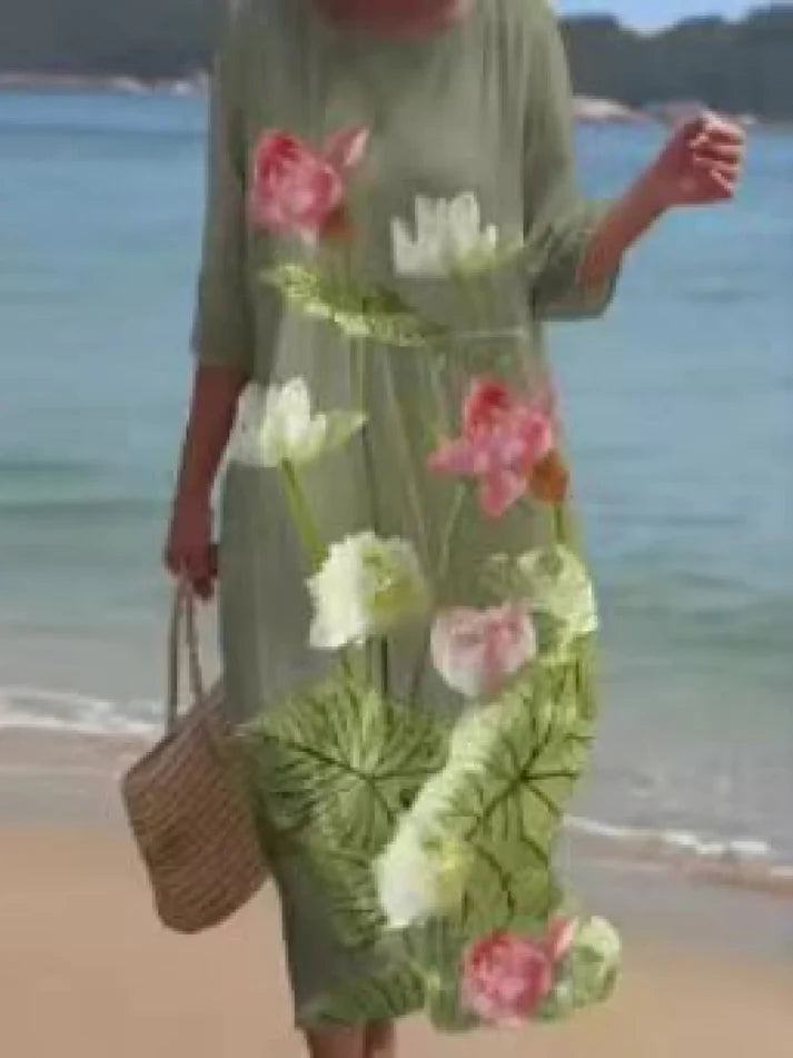 Donna che indossa l’abito floreale elegante Miranda in un ambiente estivo
