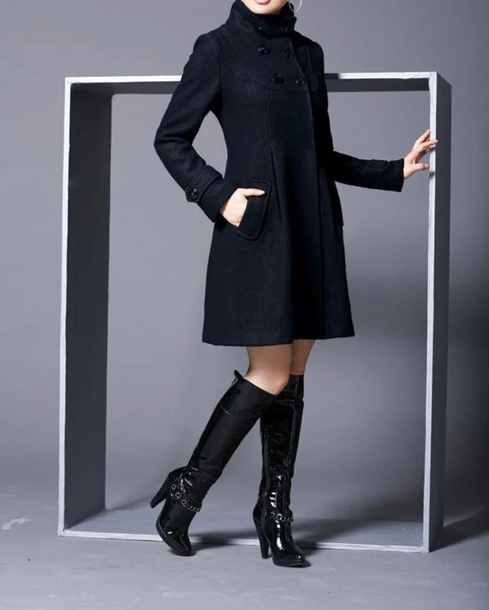 Cappotto elegante da donna con tasche laterali funzionali