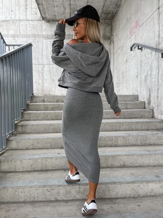 Completo da donna a due pezzi con abito midi e felpa con cappuccio