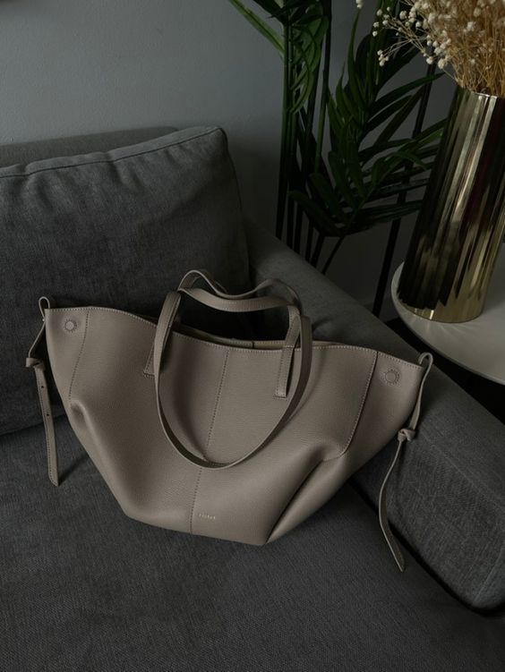 Borsa donna Clarissa in ecopelle elegante, design strutturato e dettagli raffinati per look quotidiani e sofisticati